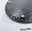 画像2: 50%OFF　円形 18×18cm 　穴52目 穴5mm 　ワニ柄　ブラック　鋲付き　高品質 (2)